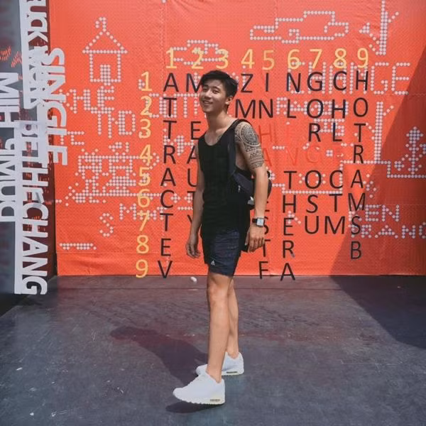 Người bị nghi là bạn trai của Hương Giang Idol tên Lâm Kinh Tôn. Anh là một hot boy có tiếng ở Sài Gòn.