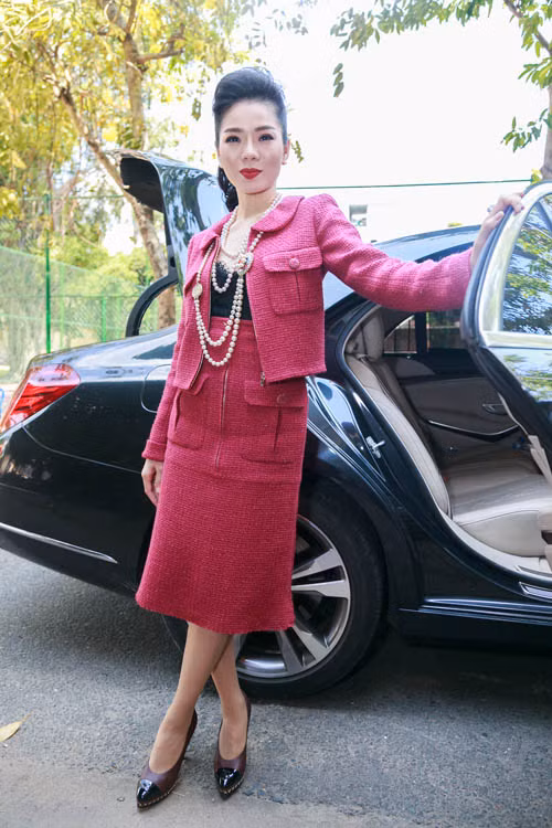 Lệ Quyên cũng thu hút không kém khi diện váy màu nổi đến trường quay.