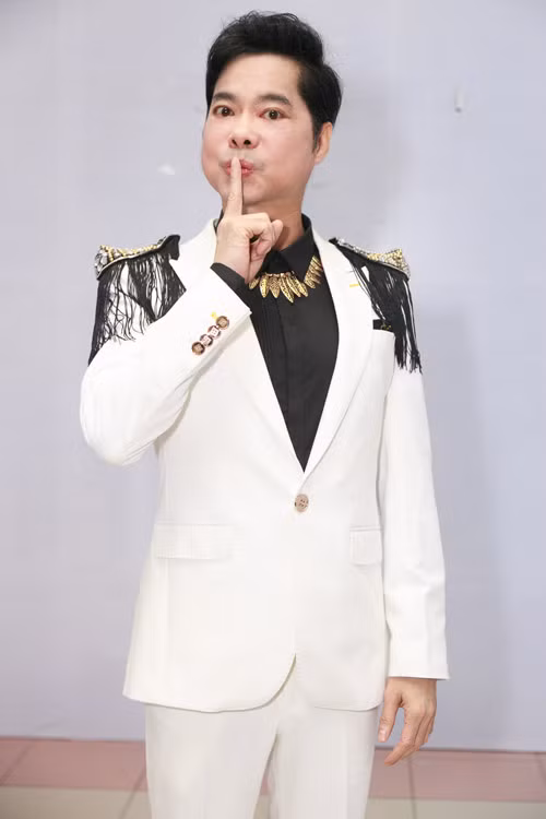 Ngọc Sơn diện nguyên "cây trắng" lịch lãm, anh nổi tiếng là vị giám khảo hài hước, tâm lý tại Thần tượng Bolero.