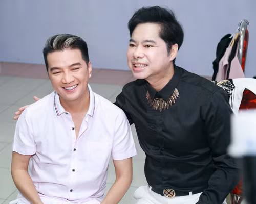 Nam ca sĩ vui vẻ hội ngộ “anh Ba” Ngọc Sơn sau hậu trường và cùng bàn luận về các tiết mục của thí sinh trước giờ quay hình.