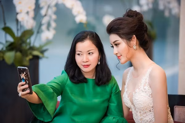 Đồng hành với con gái trong một sự kiện, Huyền My và mẹ vui vẻ chụp ảnh tự sướng cùng nhau khiến nhiều người khó có thể rời mắt.