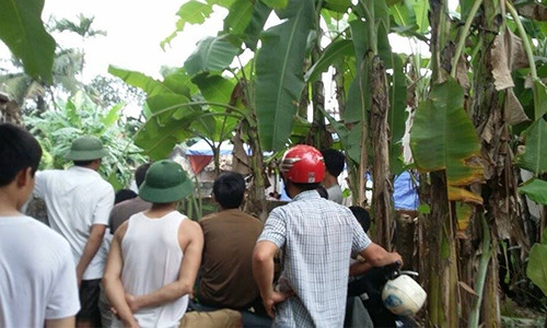 Nhiều người dân đang chứng kiến việc khám nghiệm tử thi tại hiện trường vụ việc.