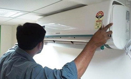 Nhiều thợ sửa chữa, lắp đặt điều hòa phải “ngủ ngày cày đêm”.