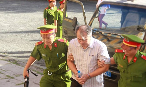 Ông Phạm Công Danh được dẫn giải đến tới TAND TP HCM sáng 19/7. Ảnh: HĐ