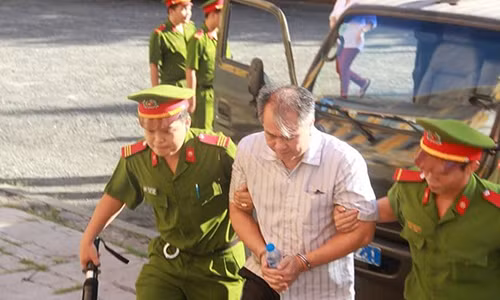 Ông Phạm Công Danh được dẫn giải đến tới TAND TP HCM sáng 19/7. Ảnh: HĐ