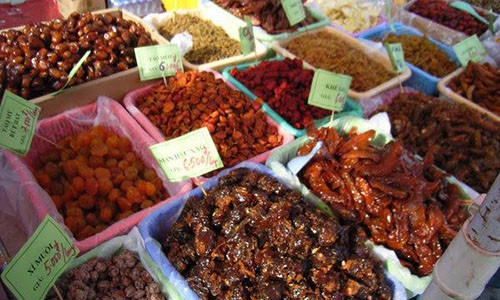 Ô mai bày bán la liệt tại các chợ, không được đậy kín, bụi bẩn, mất vệ sinh