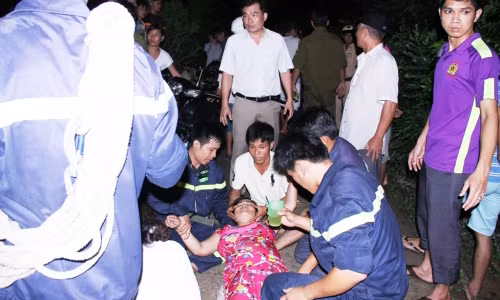 Chị H. được lực lượng chức năng tổ chức giải cứu đưa xuống đất an toàn.