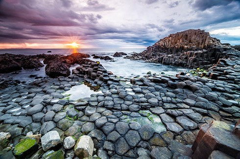 Cao nguyên nham thạch Giant's Causeway gồm 40.000 cột đá bazan xếp liền nhau.