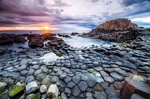 Cao nguyên nham thạch Giant's Causeway gồm 40.000 cột đá bazan xếp liền nhau.