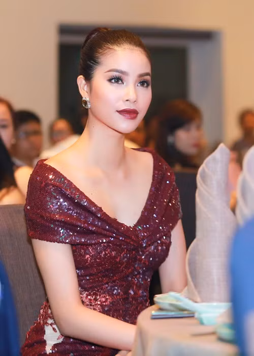 Màu son đỏ giúp người đẹp nổi bật qua mọi góc nhìn.