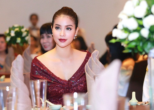 Tối qua (10/4), hoa hậu Phạm Hương đã xuất hiện kiêu sa và lộng lẫy với bộ đầm sequin màu mận tím lấp lánh trong một sự kiện diễn ra tại TP HCM. Ngoài Phạm Hương, sự kiện còn có sự tham gia của Uyên Linh, Hồ Vĩnh Hoa, MC Phương Mai…