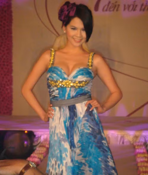 Giống như những điều được miêu tả trong bộ phim Vòng eo 56, trước khi thành sao hạng A trong Vbiz, Ngọc Trinh từng có thời lăn lộn kiếm sống với nghề người mẫu chuyên trình diễn ở các hội chợ, sự kiện nhỏ ở siêu thị...