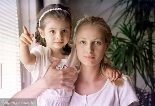 Năm 1990, một kỹ sư tin học đại học Wrocław tên là Jerzy L. đã si mê và tìm mọi cách để được hẹn hò với hoa hậu tuyệt sắc giai nhân này nhưng đều bị cô từ chối. Sau đó hắn tìm số điện thoại, địa chỉ nhà và liên tục quấy rối Agnieszka. Năm 1996, khi cô cùng chồng và con gái vừa từ xe riêng bước xuống đường, Jerzy L. lao đến và đâm 4 nhát vào cổ hoa hậu. Cô đã mất trên đường đến bệnh viện khi mới 25 tuổi đời. Chồng cô bị thương nặng nhưng may mắn sống sót. Jerzy L. khai nhận với cảnh sát vì hắn ghen ghét và không chịu nổi khi nhìn thấy người mình yêu hạnh phúc bên người khác.