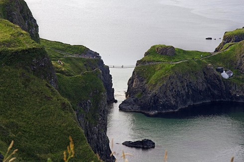 Cầu Carrick-a-Rede nối liền các phần của hòn đảo tí hon Carrickarede.
