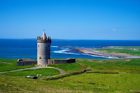 Lâu đài Doonagore là một tòa tháp nhỏ với tường bao xung quanh được xây dựng vào thế kỷ 16 - tên của tòa lâu đài này được hiểu nôm na là: "tòa thành trên những quả đồi tròn" hoặc "tòa thành của những con dê".