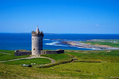 Lâu đài Doonagore là một tòa tháp nhỏ với tường bao xung quanh được xây dựng vào thế kỷ 16 - tên của tòa lâu đài này được hiểu nôm na là: "tòa thành trên những quả đồi tròn" hoặc "tòa thành của những con dê".