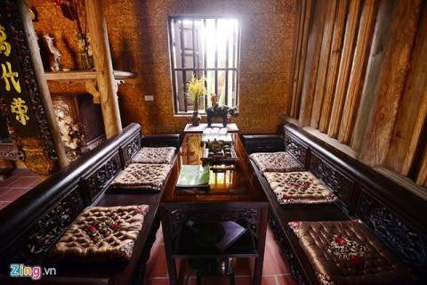 Bên góc phải ngôi nhà 5 gian là bộ bàn ghế thiết kế kiểu cổ, nhưng sáng bóng với bộ ấm chén pha trà đặt trên khay làm bằng tre nứa.