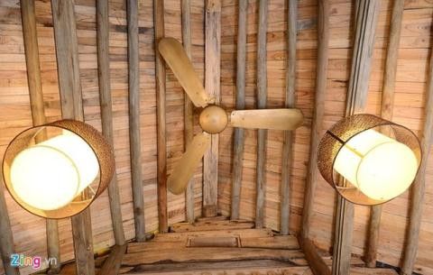 Chiếc quạt trần được sơn cùng màu gỗ cùng bộ đèn trang trí, có chút hiện đại nhưng hữu ích khi trời nóng.