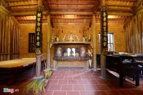 3 gian giữa là không gian sinh hoạt. Chiếc sập được kê bên trái, tủ chè ở giữa. Ngoài ra còn có nhà bếp với lò củi truyền thống và 1 phòng ngủ nhỏ.