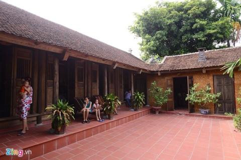 Khuôn viên ngôi nhà homestay xây mới theo kiểu cổ xưa tại làng Đường Lâm, Sơn Tây, Hà Nội.