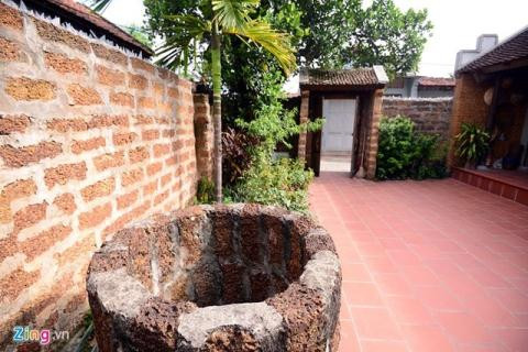 Chiếc cổng và góc sân gạch quen thuộc của những ngôi nhà cổ ở Đường Lâm.