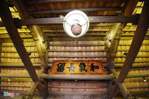 Xà gồ, rui mè được lắp ráp chắc chắn dưới hàng mái ngói đỏ tươi.