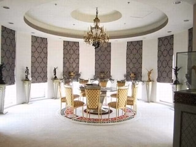 Phòng ăn hoành tráng nhưng khiến khách tới chơi cảm thấy choáng ngợp.