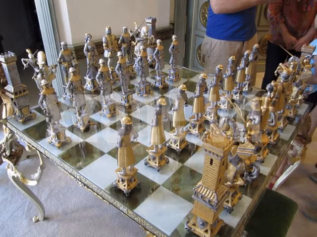 Bộ bàn cờ độc đáo chỉ là một trong những món đồ quý hiếm trong nhà của doanh nhân - diễn viên Thủy Tiên.