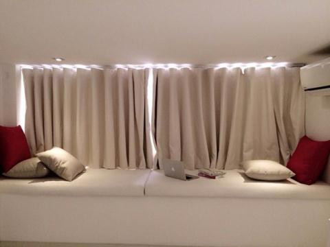 Dock ghế nghỉ sát cửa sổ rất thoải mái cho gia chủ.