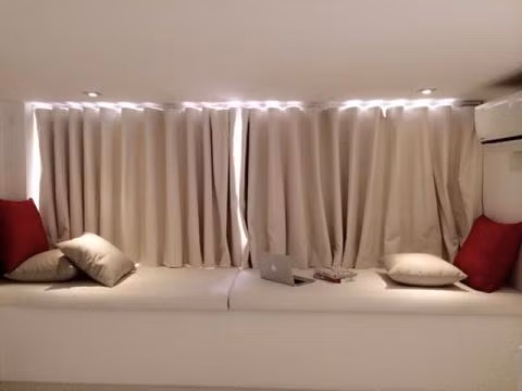 Dock ghế nghỉ sát cửa sổ rất thoải mái cho gia chủ.