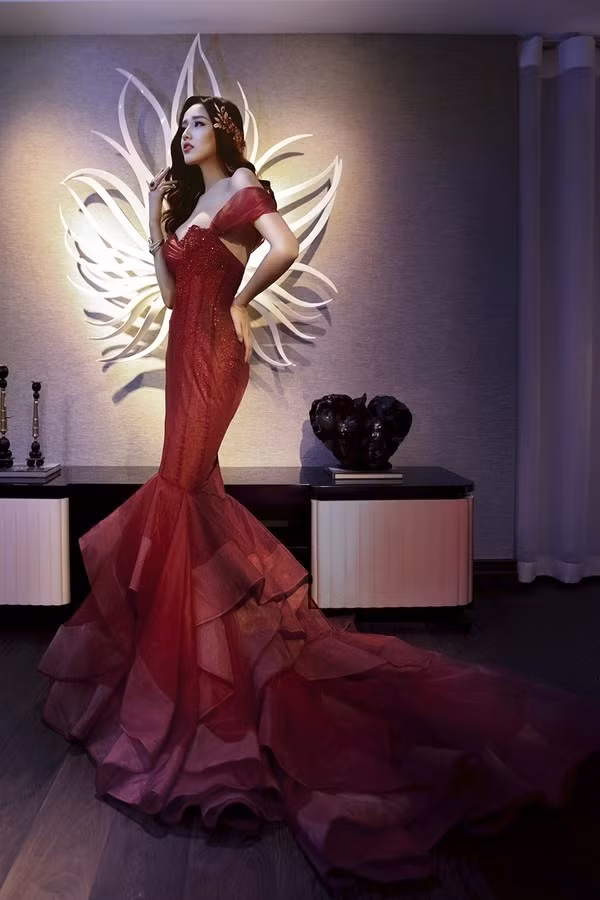 Mặc dù diện bộ váy lộng lẫy quý phái, nhưng cũng không thể phủ nhận Phương Thúy thực sự đã "khác xưa".