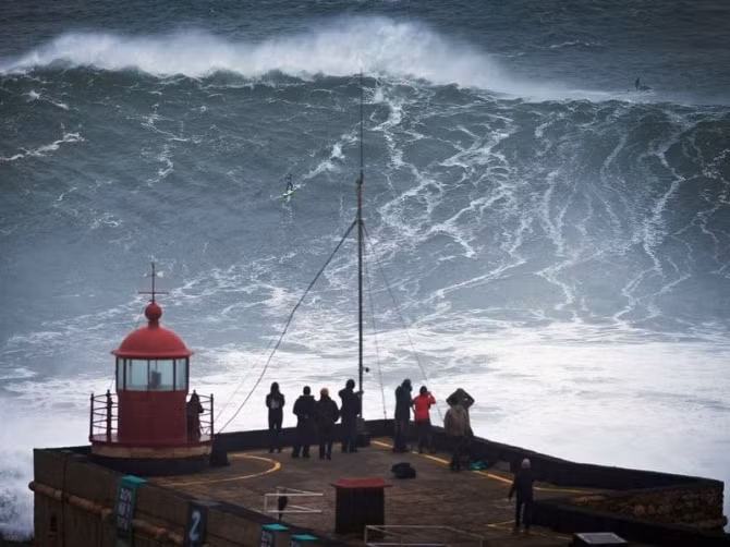 Những con sóng ở miền Bắc Đại Tây Dương có nguồn gốc từ những cơn bão khổng lồ vào mùa đông, và khi họ đến gần Nazare năng lượng được tập trung và khuếch đại bởi các hẻm núi hẹp giống như một kính lúp tập trung năng lượng mặt trời thành các vùng nhỏ hơn tạo ra những cơn sóng “quái vật”.