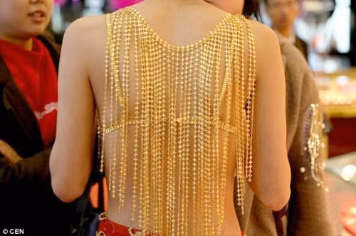 Theo nguồn tin được biết, bộ nội y nặng 700g có giá lên tới 3 triệu Nhân dân tệ (khoảng 10,5 tỷ đồng).