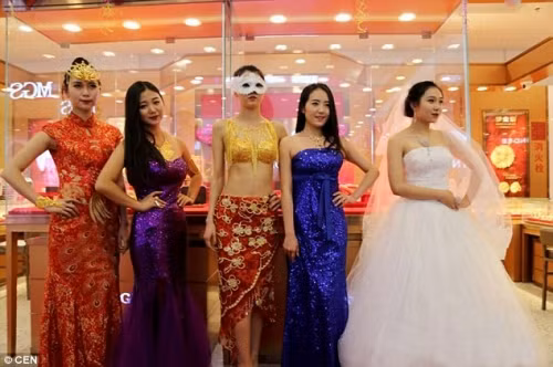 Trước đó, vào ngày 19/9 hai người mẫu trong sự kiện trình diễn nội y tại tỉnh Hồ Bắc, Trung Quốc khoác lên mình trang phục hoàn toàn làm từ vàng. Mẫu nam mặc áo lưới bằng vàng nặng 3kg còn mẫu nữ mặc nội y nặng 1,5kg bằng vàng nguyên chất cũng gây xôn xao cộng đồng mạng.