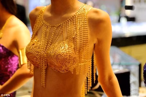 Mới đây, mạng xã hội xứ Trung lại tiếp tục xôn xao trước hình ảnh một người mẫu tại thành phố Lương Bình, tỉnh Cam Túc (Trung Quốc) khoác trên mình bộ nội y làm bằng vàng nguyên chất.