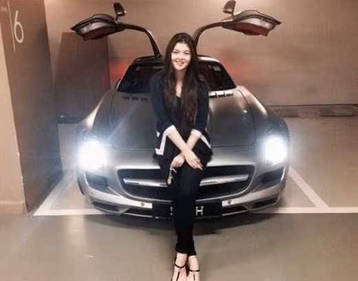 Đây là Georgina Scott - con gái duy nhất của 1 nhà kinh doanh khách sạn người Australia. Chiếc xe Mercedes SLS trị giá hơn 10 tỷ đồng này là quà cô được tặng nhân dịp sinh nhật.