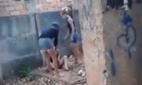 Nhom nu sinh danh ban suot 4 tieng, dao huyet doa chon song