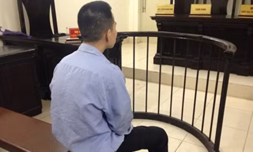 Cua co gai ban hoa roi tu sat bat thanh