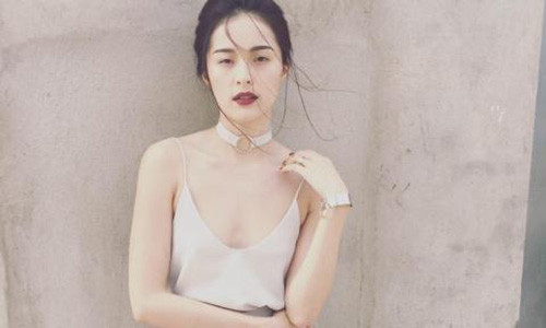 Hạ Vi theo đuổi phong cách thời trang cá tính sang chảnh và không kém phần quyến rũ.