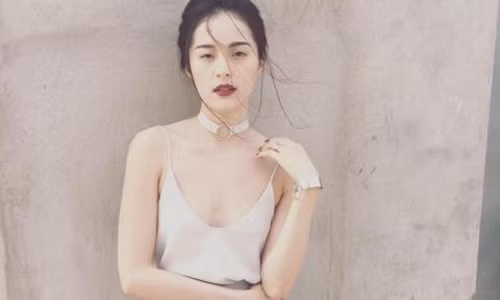 Hạ Vi theo đuổi phong cách thời trang cá tính sang chảnh và không kém phần quyến rũ.