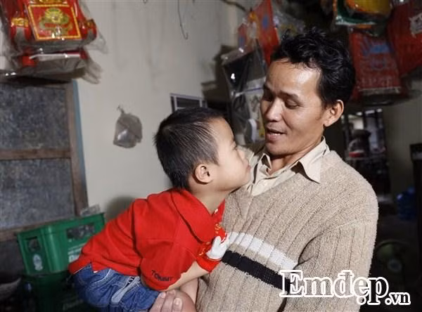 Khuc hat ru buon cua nguoi cha ngheo ga trong nuoi con