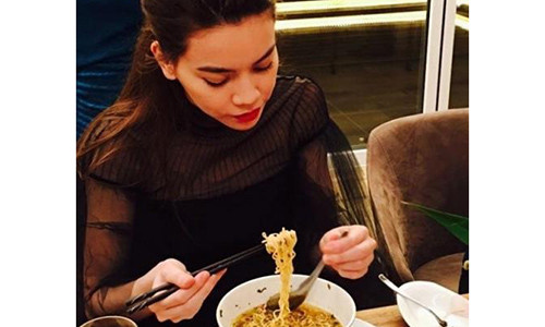 Hồ Ngọc Hà rất đời thường khi ngồi ăn mì tôm.