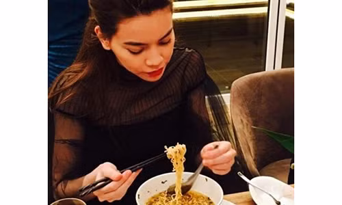 Hồ Ngọc Hà rất đời thường khi ngồi ăn mì tôm.