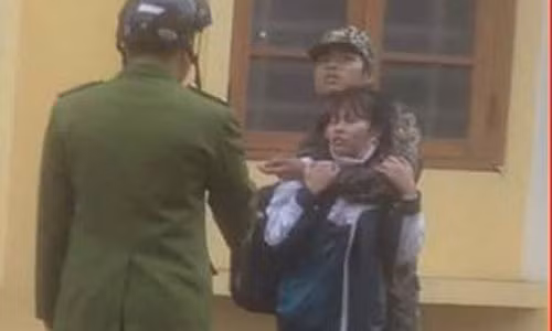 Vu thanh nien doa thieu song nu sinh: Su ich ki khung khiep!