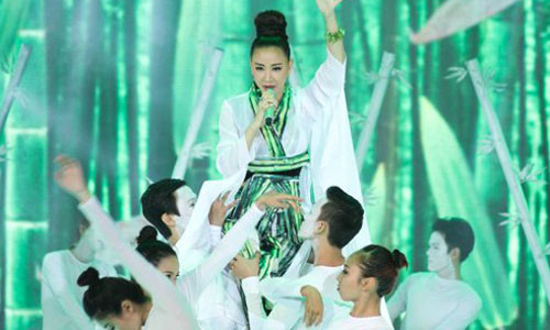 Maya nhận được tin nhắn nặc danh trước khi lên sân khấu trình diễn.