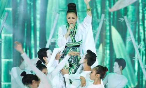 Maya nhận được tin nhắn nặc danh trước khi lên sân khấu trình diễn.