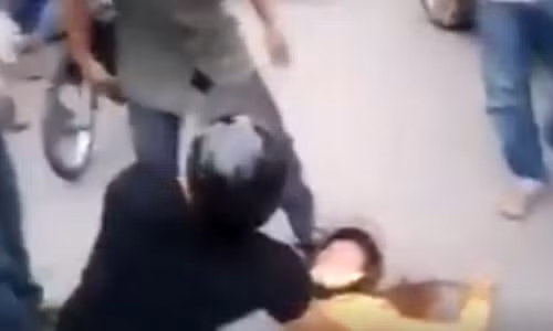 Chong danh vo “thua song thieu chet” van luon mieng noi “vo em ma“