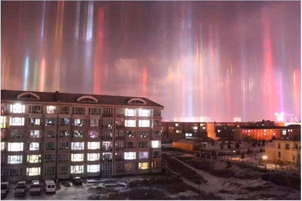 Hiện tượng này chủ yếu xảy ra ở các khu vực thuộc vùng Bắc Cực và Nam Cực do cột sáng chỉ có thể hình thành trong điều kiện không khí lạnh, dày đặc, chủ yếu là các tinh thể băng.