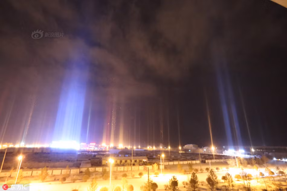 Theo trang mạng Sina (Trung Quốc), hiện tượng cột trụ ánh sáng đa sắc này xuất hiện ngày 26/12 trong khoảng thời gian từ 19h30-21h30, khi nhiệt độ ngoài trời xuống mức âm 20 độ C. Thời tiết khô thoáng, không có gió, rất thuận lợi cho công chúng ra ngoài trời quan sát.