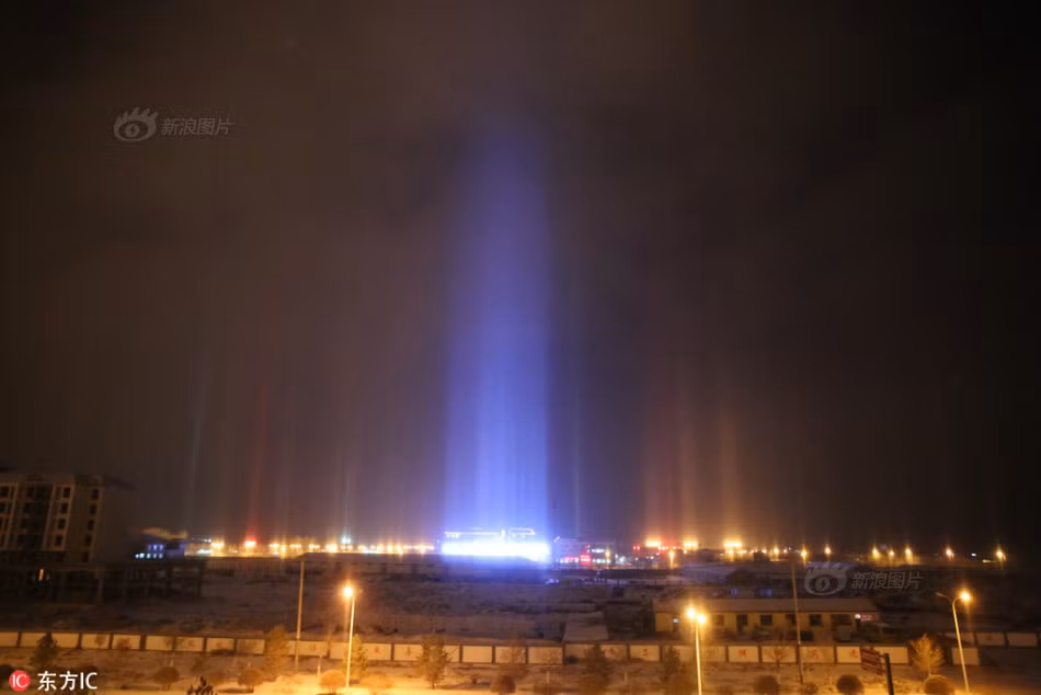 Nếu cột sáng nhiều màu sắc, chứng tỏ nó được tạo ra bởi ánh sáng nhân tạo, tức là bắt nguồn từ một thành phố. Ngoài ra, độ cao của cột sáng cho thấy vị trí của các tinh thể băng đang ở trên cao hay lơ lửng gần mặt đất.